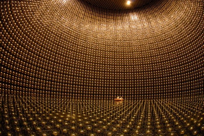 Der Super-Kamiokande-Neutrinodetektor ist ein riesiger Wassertank, umgeben mit Lichtsensoren. Eigentlich ist er bis oben gefüllt. Der Super-Kamiokande-Neutrinodetektor ist ein riesiger Wassertank, umgeben mit Lichtsensoren. Eigentlich ist er bis oben gefüllt.