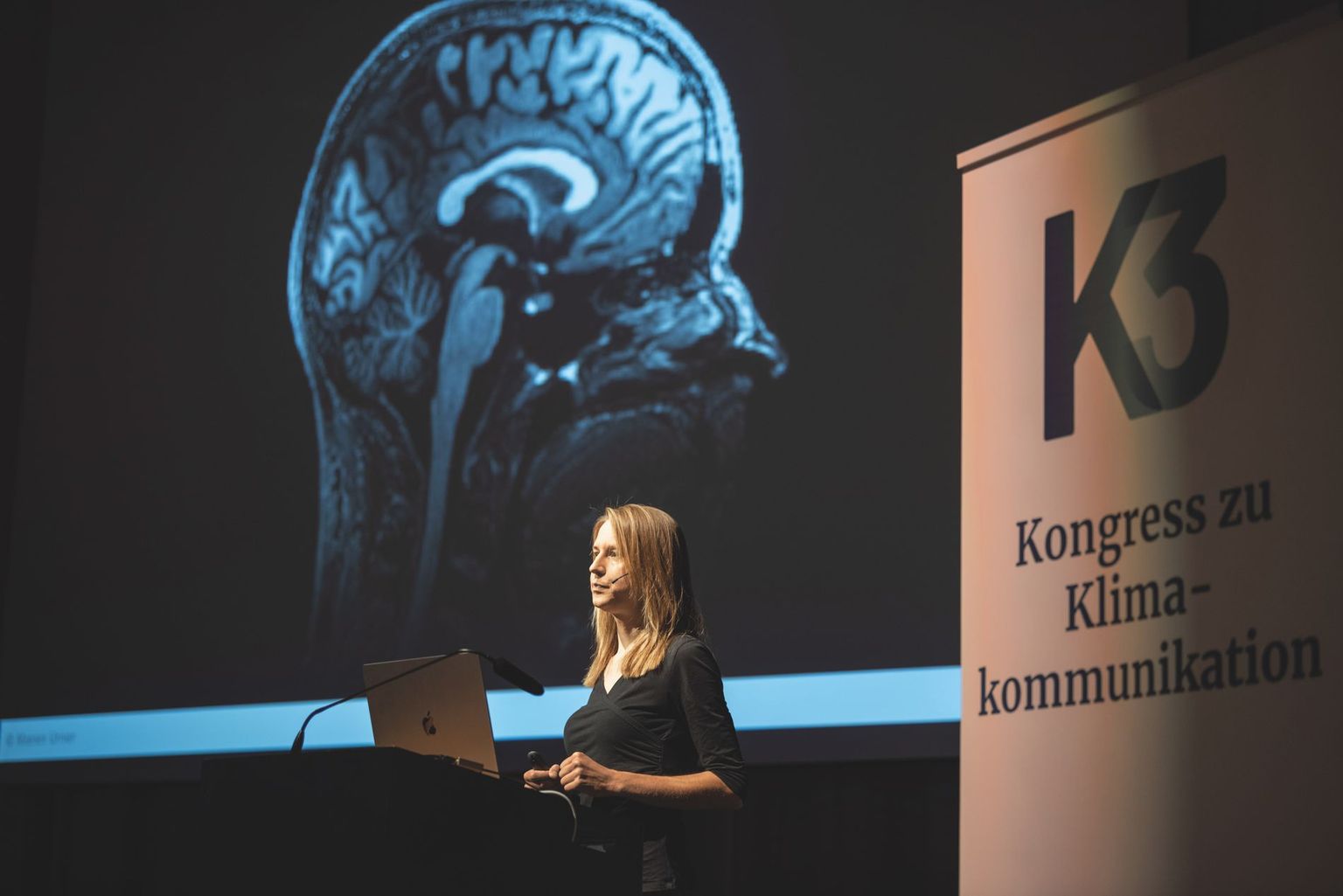 Die Neurowissenschaftlerin Maren Urner erläuterte am K3 Kongress zu Klimakommunikation, wieso uns klimafreundliches Handeln oft so schwer fällt. Foto: F. Biedermann Die Neurowissenschaftlerin Maren Urner erläuterte am K3 Kongress zu Klimakommunikation, wieso uns klimafreundliches Handeln oft so schwer fällt. Foto: F. Biedermann