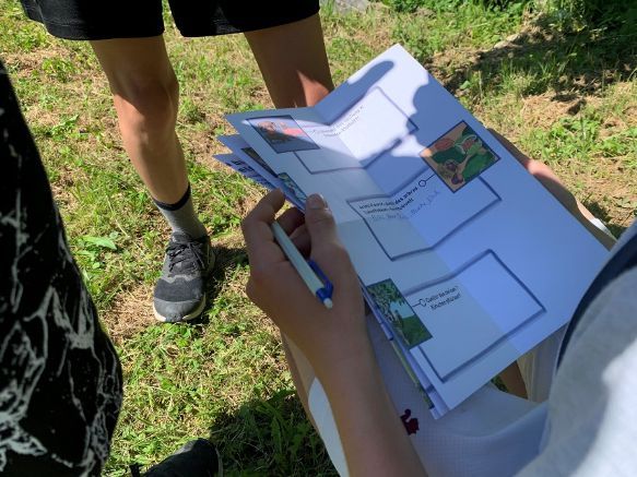 Notizen machen sich die Schülerinnen und Schüler an den Lernposten auf dem Leporello, mit dem sie sich auch im Gelände orientieren. Notizen machen sich die Schülerinnen und Schüler an den Lernposten auf dem Leporello, mit dem sie sich auch im Gelände orientieren.