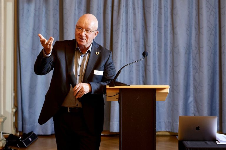 Bernard Lehmann (sur la photo) et Jürg Pfister animent les discussions enjouées de Science et Politique à table. Bernard Lehmann (sur la photo) et Jürg Pfister animent les discussions enjouées de Science et Politique à table.