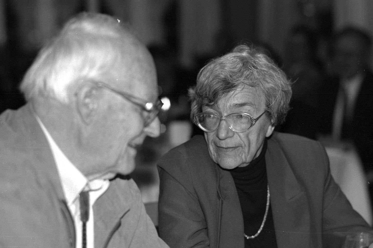 Verena Meyer im Gespräch mit Ernst Brun an der Feier zum 70. Geburtstag von Walter Kündig. Verena Meyer im Gespräch mit Ernst Brun an der Feier zum 70. Geburtstag von Walter Kündig.