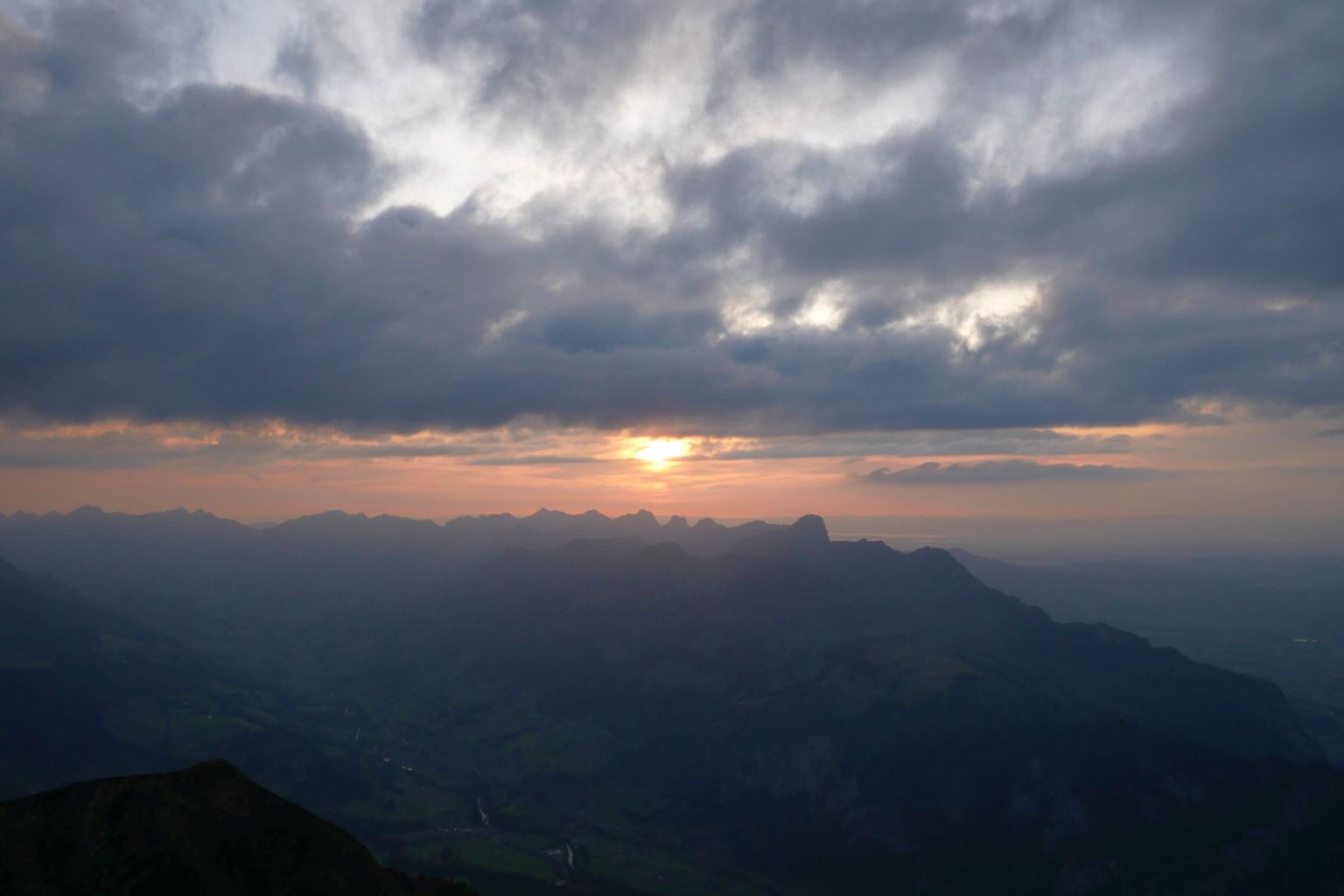 Sunset over the Simmental with fluctus cloud (Kelvin-Helmholtz instability) Sunset over the Simmental with fluctus cloud (Kelvin-Helmholtz instability)