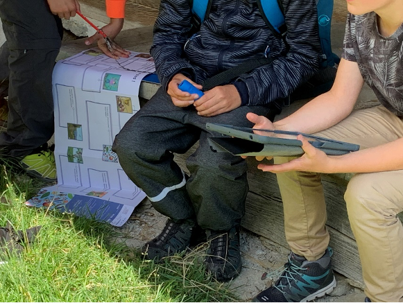 L'application audio et le dépliant sont utilisés de manière complémentaire. L'application audio et le dépliant sont utilisés de manière complémentaire.