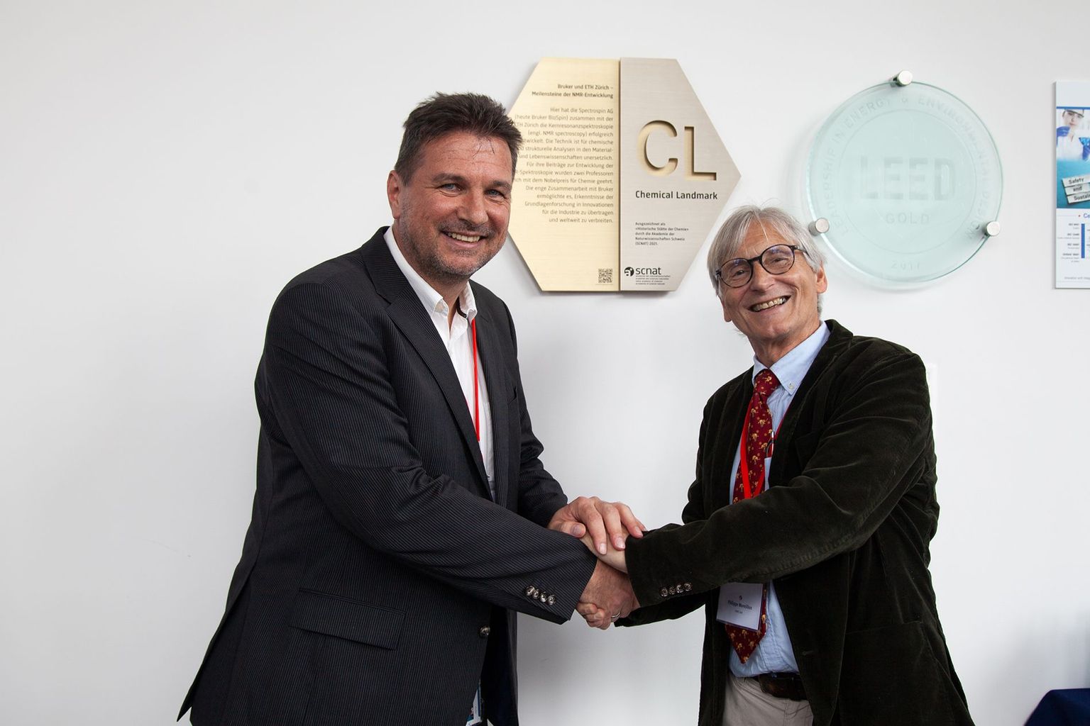 Bruker enthüllt Bruker enthüllt