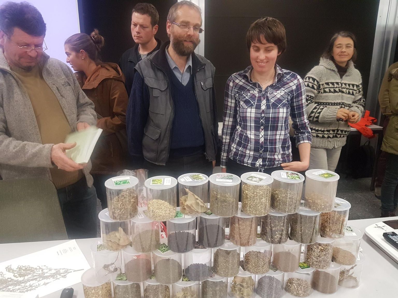 Michael Walkenhorst und Tinetta Bischof mit ihrer Kräutersammlung Michael Walkenhorst und Tinetta Bischof mit ihrer Kräutersammlung