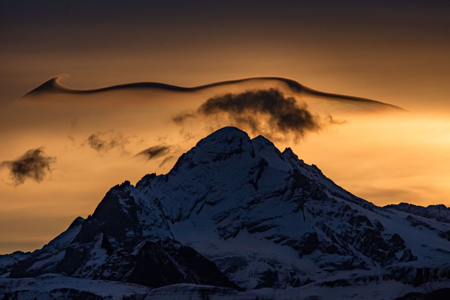 Lenticularis mit Kevin-Helmholz-Welle über dem Wetterhorn Lenticularis mit Kevin-Helmholz-Welle über dem Wetterhorn