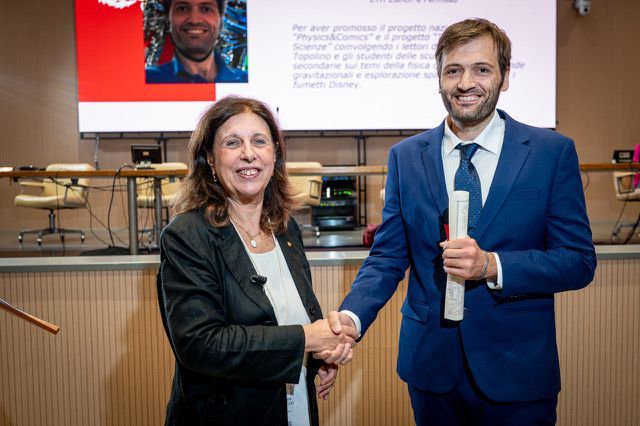 Luigi Marchese receiving the comms prize Luigi Marchese receiving the comms prize