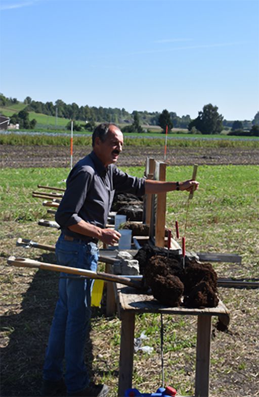 Andreas Chervet zeigt Bodenproben Andreas Chervet zeigt Bodenproben