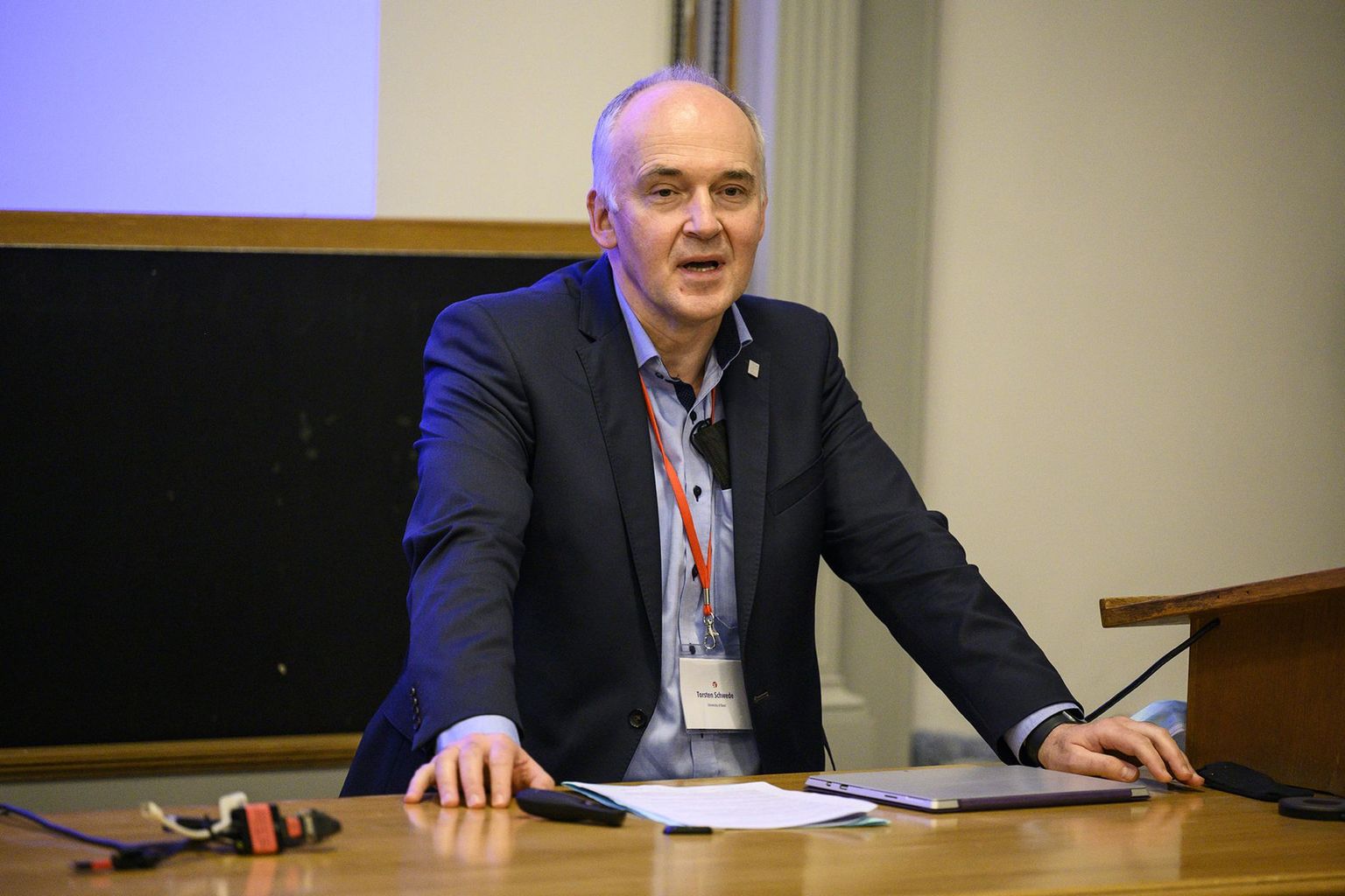 Torsten Schwede betont die Aktualität von Paracelsus' Fokus auf Evidenz statt Eminenz. Torsten Schwede betont die Aktualität von Paracelsus' Fokus auf Evidenz statt Eminenz.