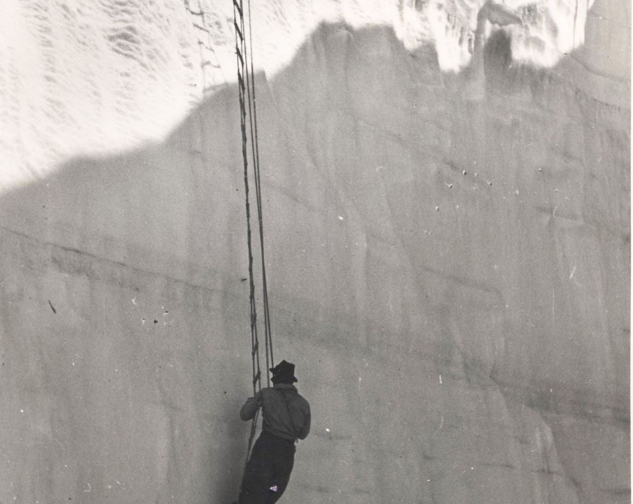 Mit der Strickleiter im Gletscher. Mit der Strickleiter im Gletscher.