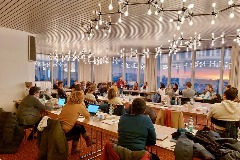 Les participant·e·s discutent des résultats des différents ateliers en séance plénière. Les participant·e·s discutent des résultats des différents ateliers en séance plénière.