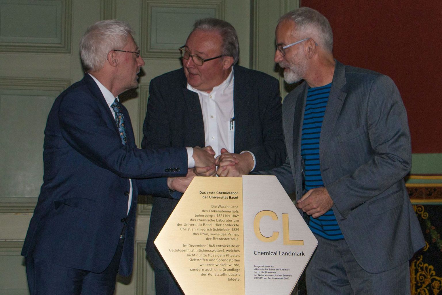 ... enthüllen die Gedenktafel ... enthüllen die Gedenktafel