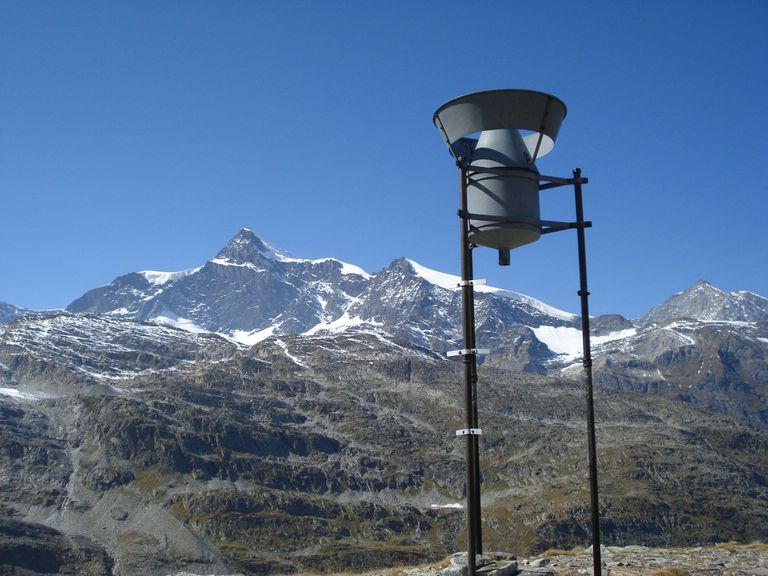 Mesure des précipitations en haute montagne. Ici, un "totalisateur" livre la quantité annuelle de précipitations. Mais les incertitudes sont grandes en raison de la neige en hiver et du vent. Mesure des précipitations en haute montagne. Ici, un "totalisateur" livre la quantité annuelle de précipitations. Mais les incertitudes sont grandes en raison de la neige en hiver et du vent.