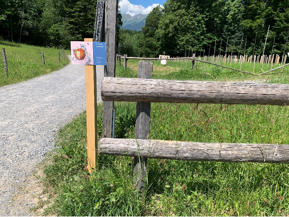 Jeder Lernort ist durch ein blau markiertes Schild gekennzeichnet. Jeder Lernort ist durch ein blau markiertes Schild gekennzeichnet.