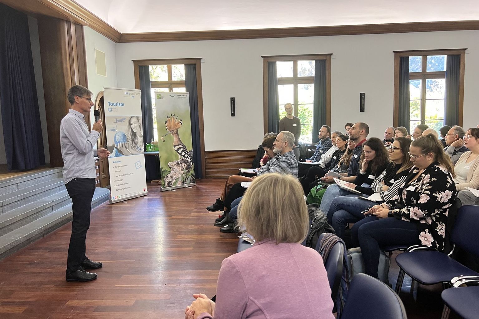 Peter Oggier begrüsst zur 6. Tagung Parkforschung Schweiz Peter Oggier begrüsst zur 6. Tagung Parkforschung Schweiz