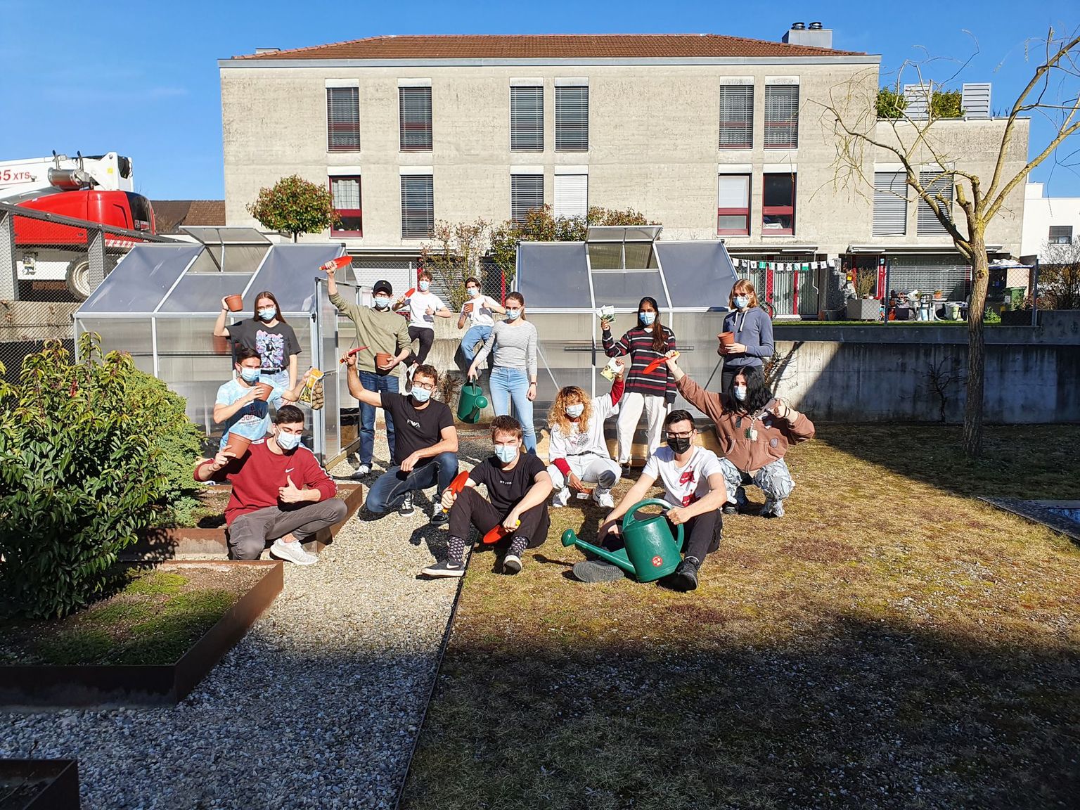 Schülerinnen und Schüler der Berufsschule Aarau arbeiteten bei «Klimagarten 2085» mit. Im Projekt, welches es in die engere Auswahl für den K3-Preis schaffte, wird simuliert, was mit Pflanzen in einer 3 und einer 6,5 Grad Celsius wärmeren Welt passiert. Schülerinnen und Schüler der Berufsschule Aarau arbeiteten bei «Klimagarten 2085» mit. Im Projekt, welches es in die engere Auswahl für den K3-Preis schaffte, wird simuliert, was mit Pflanzen in einer 3 und einer 6,5 Grad Celsius wärmeren Welt passiert.