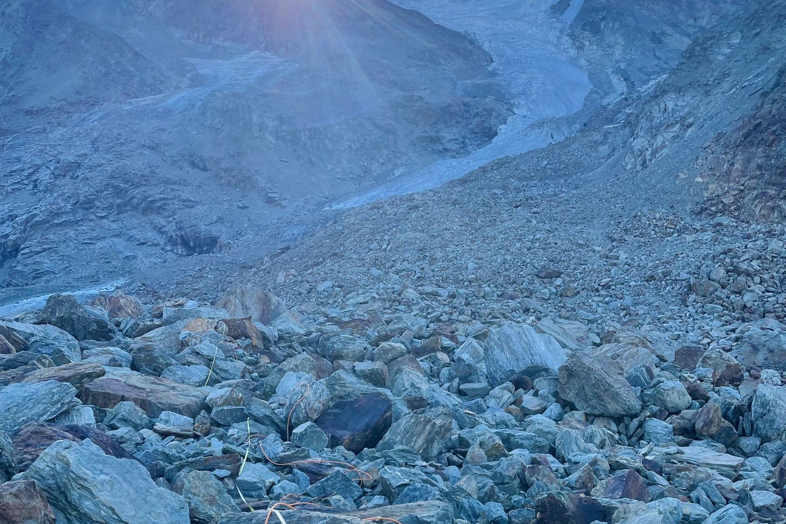 Cable d'un ERT setup sur le glacier rocheux de Gruben Cable d'un ERT setup sur le glacier rocheux de Gruben