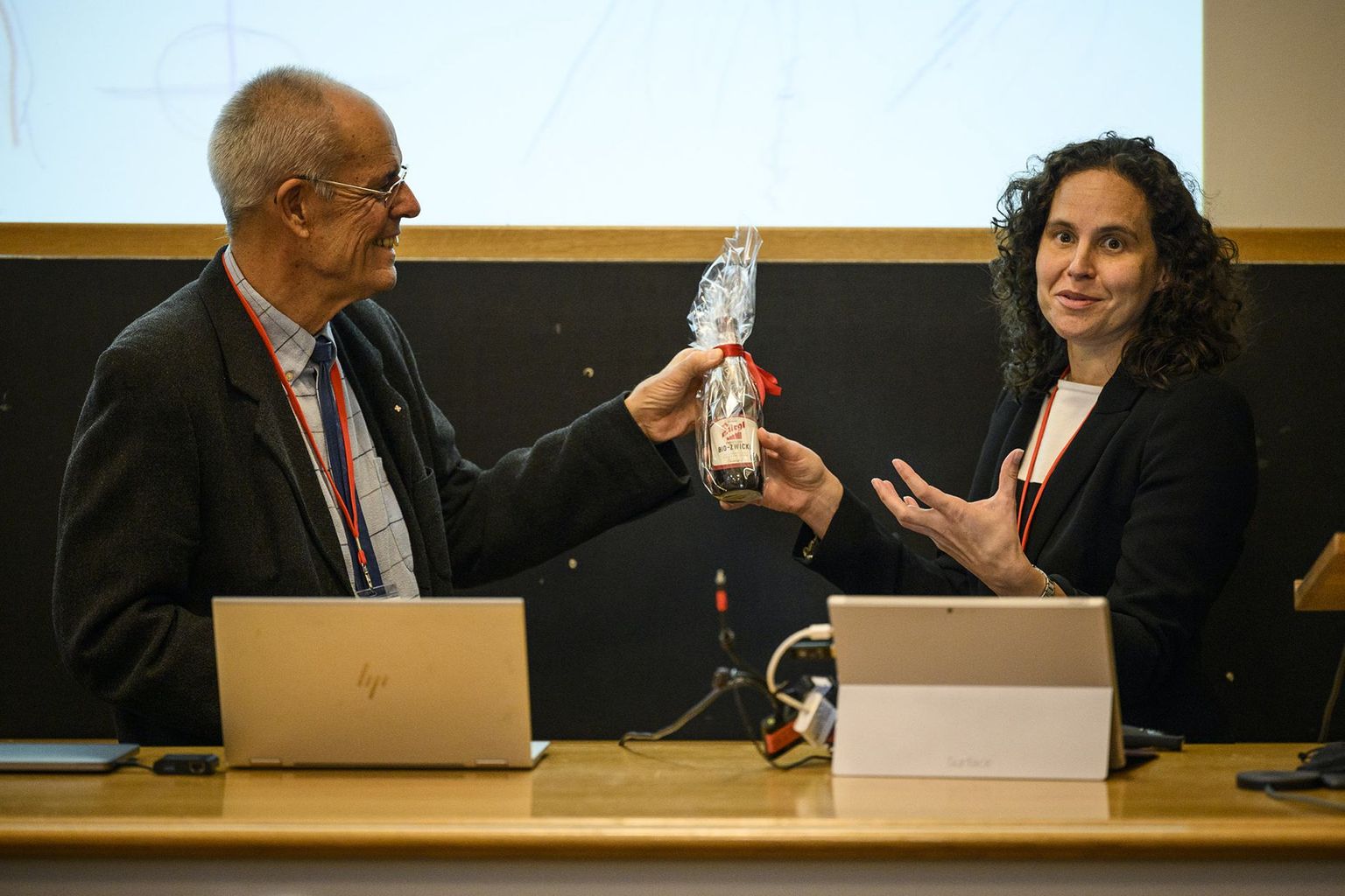 Shana Sturla überreicht ein Paracelsus-Bier als Sprechergeschenk. Shana Sturla überreicht ein Paracelsus-Bier als Sprechergeschenk.