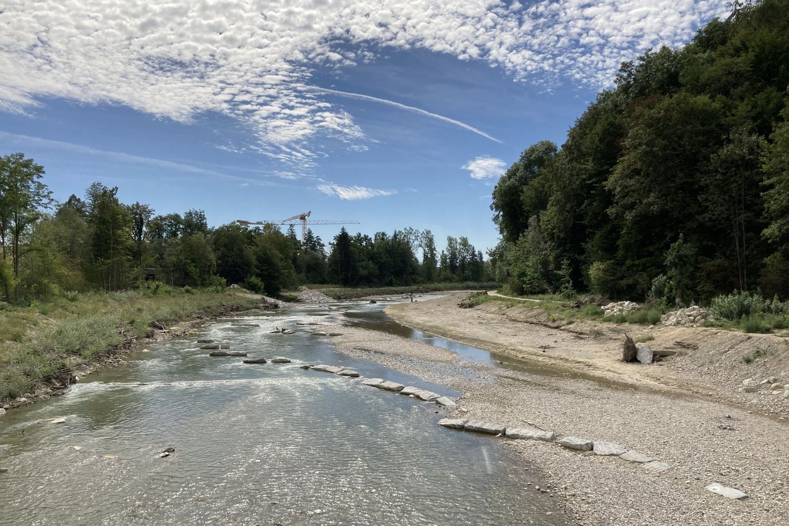 Mit dem zusätzlich geschaffenen Gewässerraum entstand Platz für vielfältige Sohlenformen und Kiesbänke. Die Natur und Naherholungssuchende schätzen das Gebiet. Mit dem zusätzlich geschaffenen Gewässerraum entstand Platz für vielfältige Sohlenformen und Kiesbänke. Die Natur und Naherholungssuchende schätzen das Gebiet.