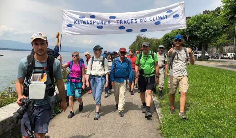Ankunft in Genf: Beim Projekt «Klimaspuren» wandertern Personen aus verschiedensten Fachbereichen zusammen durch die Schweiz, um die Situation rund um den Klimawandel zu erkunden. Jeden Tag begleiteten 20 bis 40 Interessierte die Kerngruppe, so dass am Schluss insgesamt 700 Personen mitgewandert sind. Foto: Annette Fluri Ankunft in Genf: Beim Projekt «Klimaspuren» wandertern Personen aus verschiedensten Fachbereichen zusammen durch die Schweiz, um die Situation rund um den Klimawandel zu erkunden. Jeden Tag begleiteten 20 bis 40 Interessierte die Kerngruppe, so dass am Schluss insgesamt 700 Personen mitgewandert sind. Foto: Annette Fluri