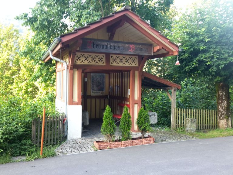 Brunnehüsi mit Quellfassungsstein Brunnehüsi mit Quellfassungsstein