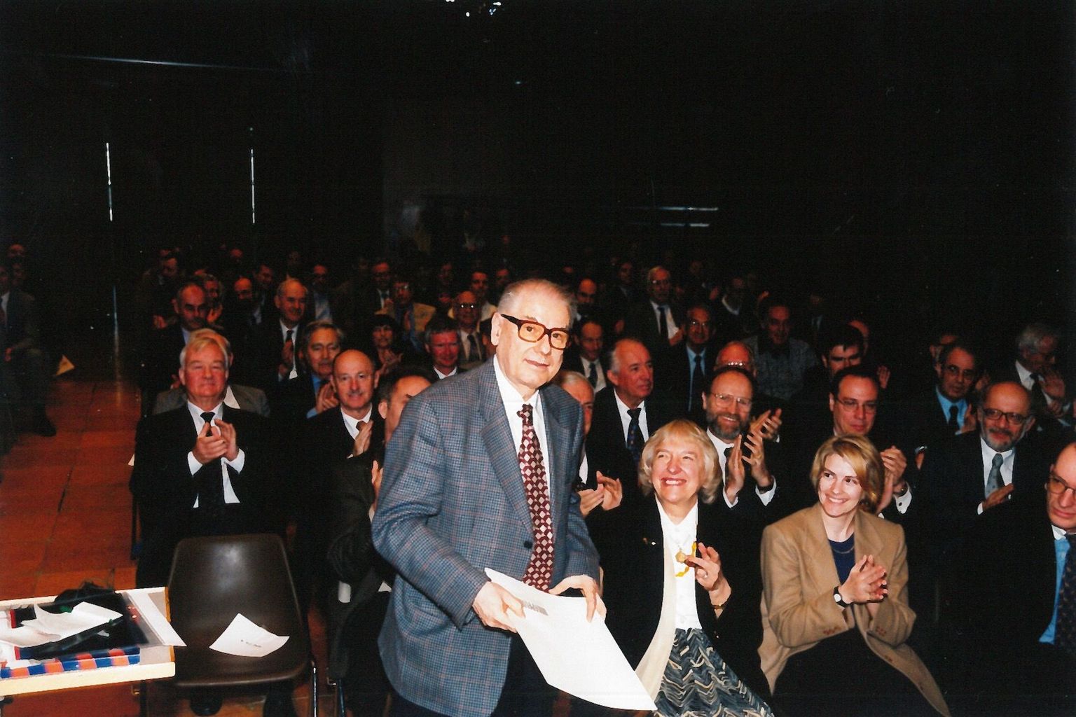 Francis Troyon entouré d’une partie de sa famille lors de la cérémonie à l’occasion de laquelle l’EPFL lui a accordé le titre de Professeur Emérite. Francis Troyon entouré d’une partie de sa famille lors de la cérémonie à l’occasion de laquelle l’EPFL lui a accordé le titre de Professeur Emérite.