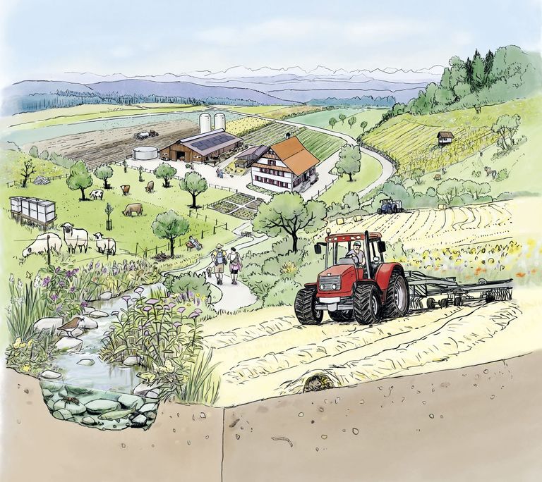 Bauernhof, von Feldern umgeben, Berge im Hintergrund. Im Vordergrund ein Traktor. Bauernhof, von Feldern umgeben, Berge im Hintergrund. Im Vordergrund ein Traktor.