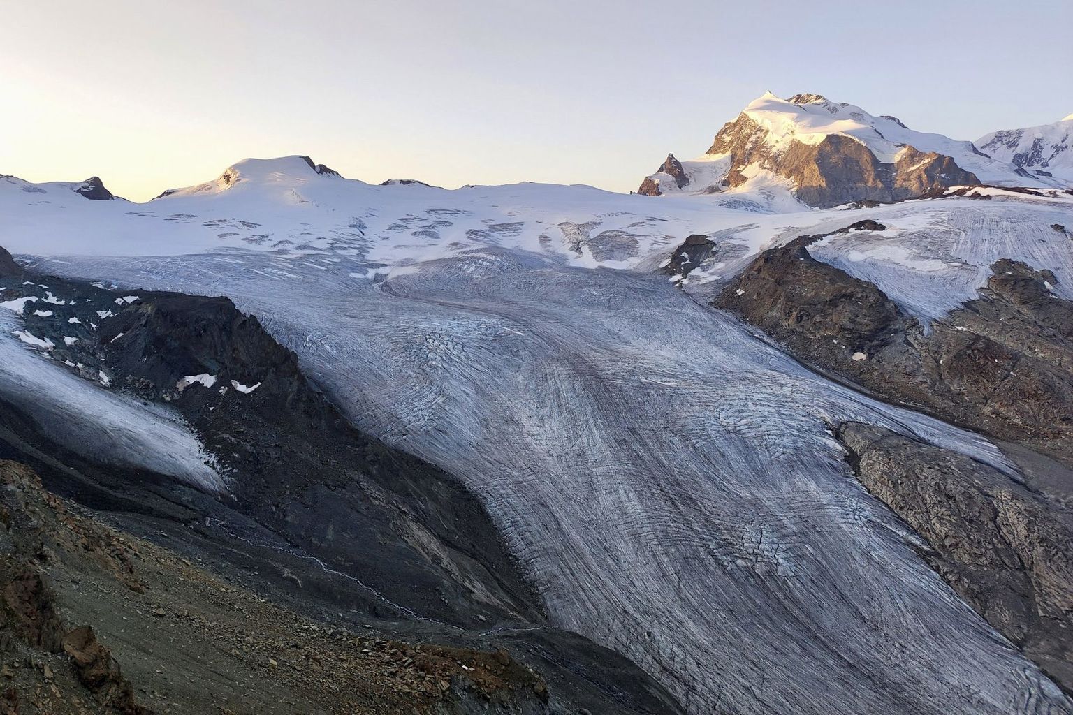 In southern Valais, as here at the Findel Glacier near Zermatt, winter snow remained above about 3300 metres, allowing the high-altitude glaciers to form some new ice. In southern Valais, as here at the Findel Glacier near Zermatt, winter snow remained above about 3300 metres, allowing the high-altitude glaciers to form some new ice.