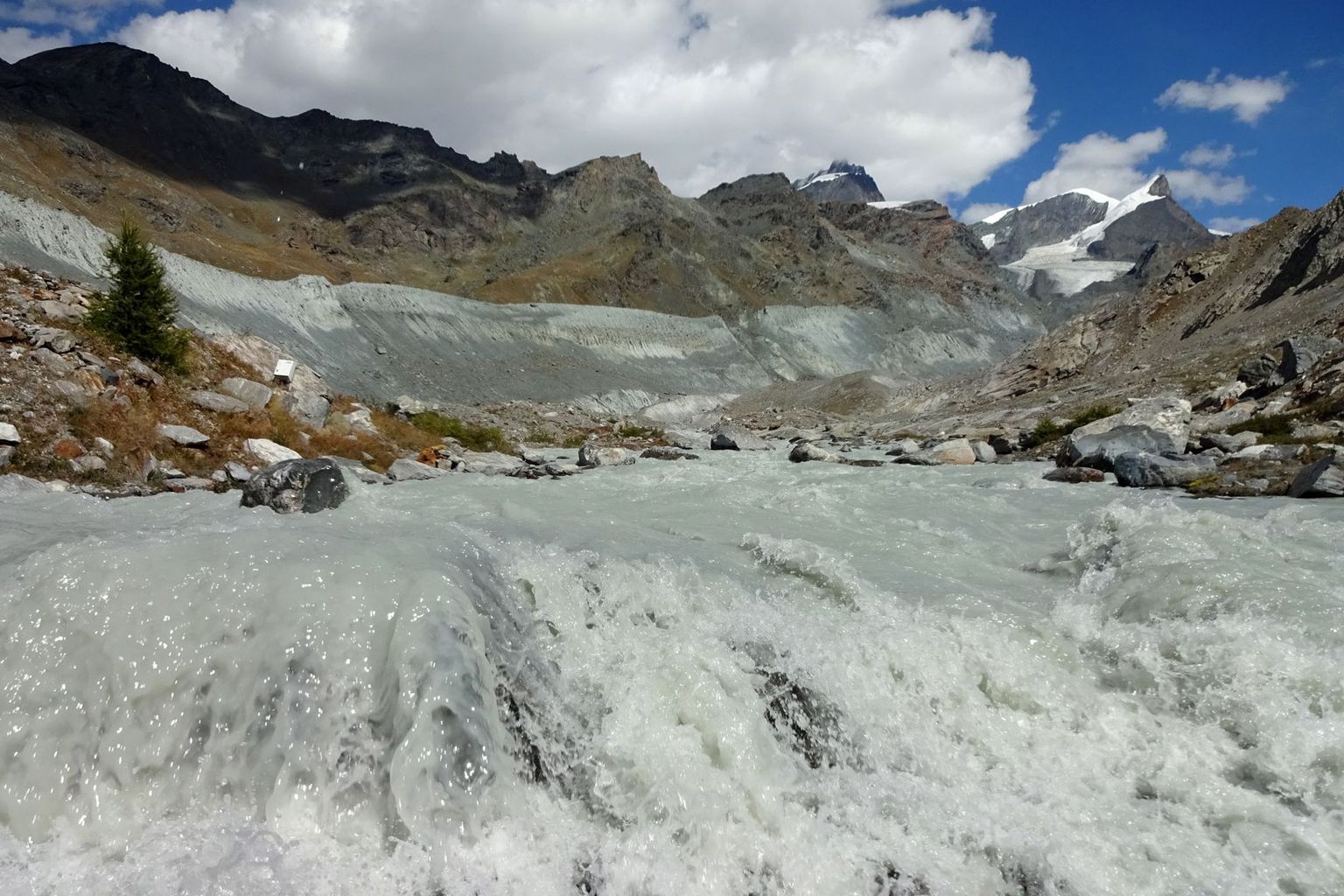 Viel Schmelzwasser ergiesst sich unter dem Findelgletscher (VS) ins Tal. Viel Schmelzwasser ergiesst sich unter dem Findelgletscher (VS) ins Tal.