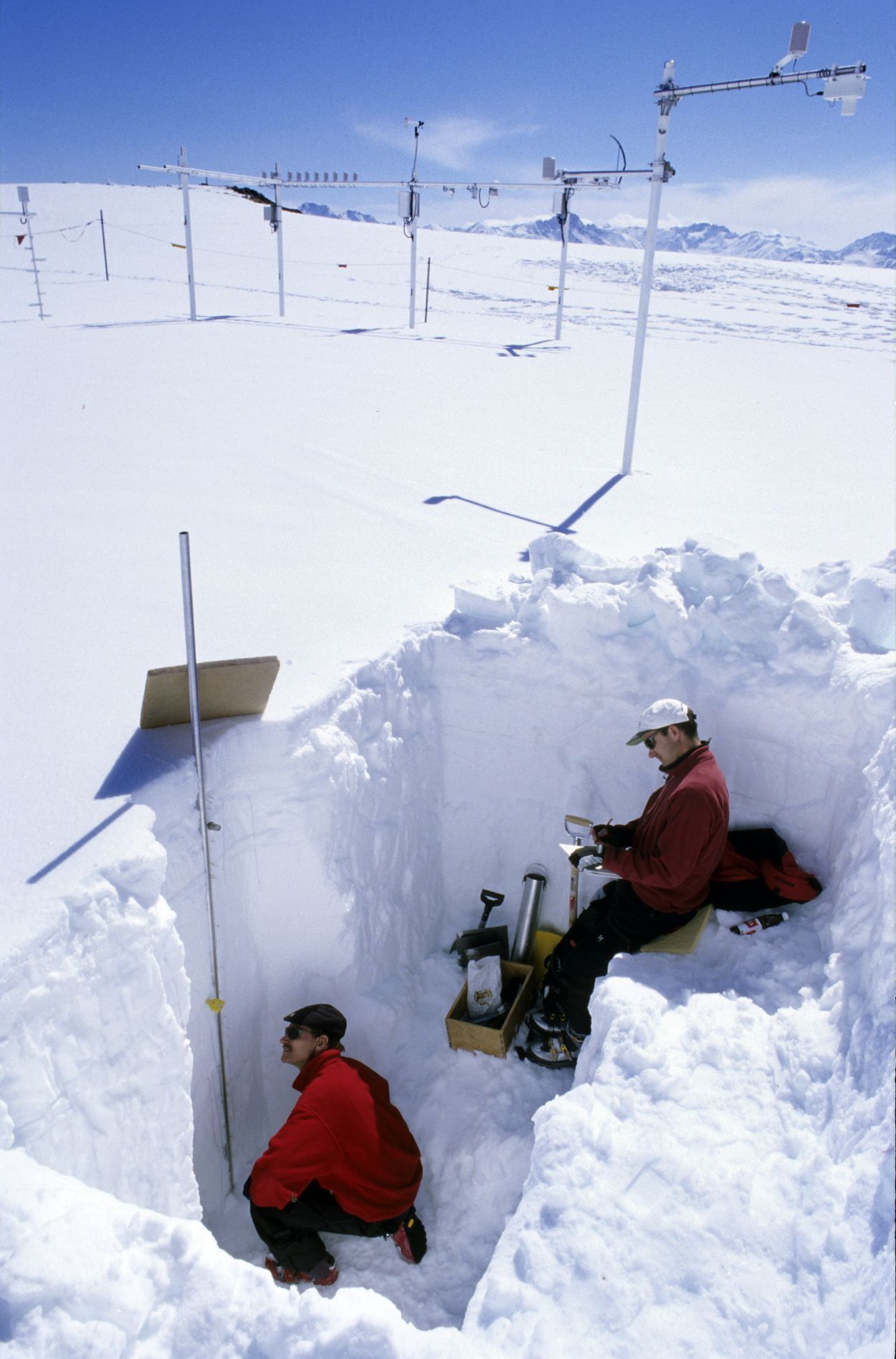 Schneeschacht zur Messung des Schneewasseräuivalents auf dem Messfeld Weissfluhjoch Schneeschacht zur Messung des Schneewasseräuivalents auf dem Messfeld Weissfluhjoch