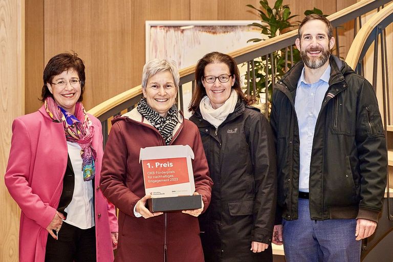 1. Rang Förderpreis 2023: NAGON V.l.: Margrit Koch (CEO OKB), Ursula Vogel-Schwank und Ingrid Schär (NAGON), Sandro Widmer (Nachhaltigkeitsverantwortlicher OKB) 1. Rang Förderpreis 2023: NAGON V.l.: Margrit Koch (CEO OKB), Ursula Vogel-Schwank und Ingrid Schär (NAGON), Sandro Widmer (Nachhaltigkeitsverantwortlicher OKB)
