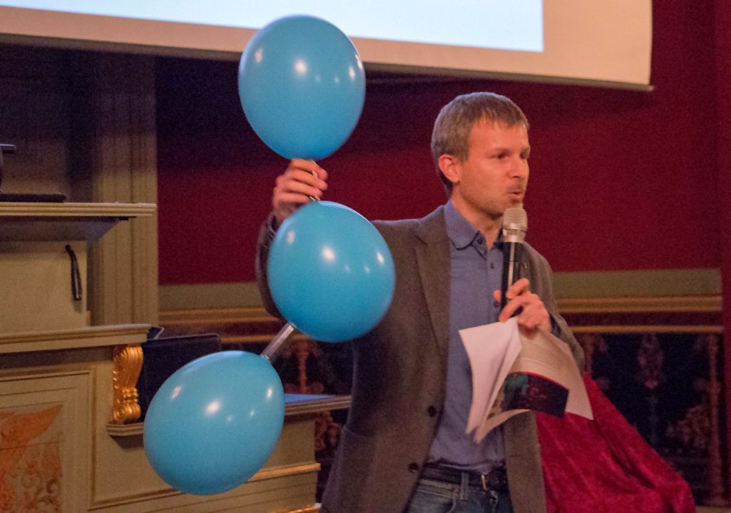 Moderator Oliver Wenger mit einem Ozon-Modell. Moderator Oliver Wenger mit einem Ozon-Modell.