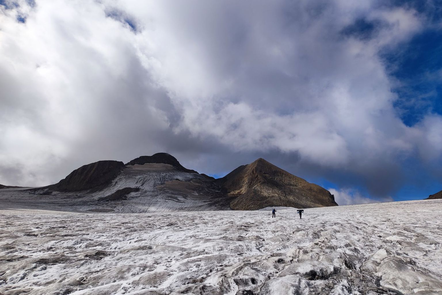 Glaziologen unterwegs auf dem Griesgletscher (VS). Anfang September ist der Gletscher bis in die höchsten Regionen komplett schneefrei. Glaziologen unterwegs auf dem Griesgletscher (VS). Anfang September ist der Gletscher bis in die höchsten Regionen komplett schneefrei.