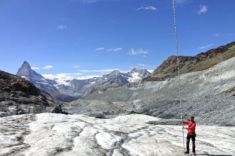 During the summer of 2019, 8 metres of ice melted at the snout of the Findelen glacier – an amount strikingly illustrated by a pole used for mass-balance measurements. During the summer of 2019, 8 metres of ice melted at the snout of the Findelen glacier – an amount strikingly illustrated by a pole used for mass-balance measurements.
