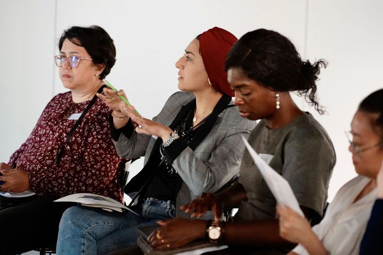 Table ronde lors de la conférence de la KFPE sur la décolonisation de la coopération suisse en matière de recherche. Table ronde lors de la conférence de la KFPE sur la décolonisation de la coopération suisse en matière de recherche.