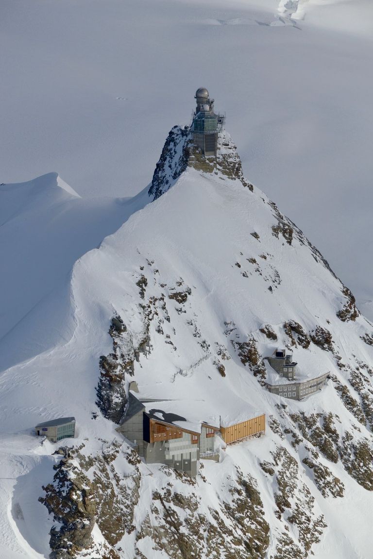 La station de recherche de haute montagne du Jungfraujoch et l'observatoire du Sphinx vus de la crête Est. La station de recherche de haute montagne du Jungfraujoch et l'observatoire du Sphinx vus de la crête Est.