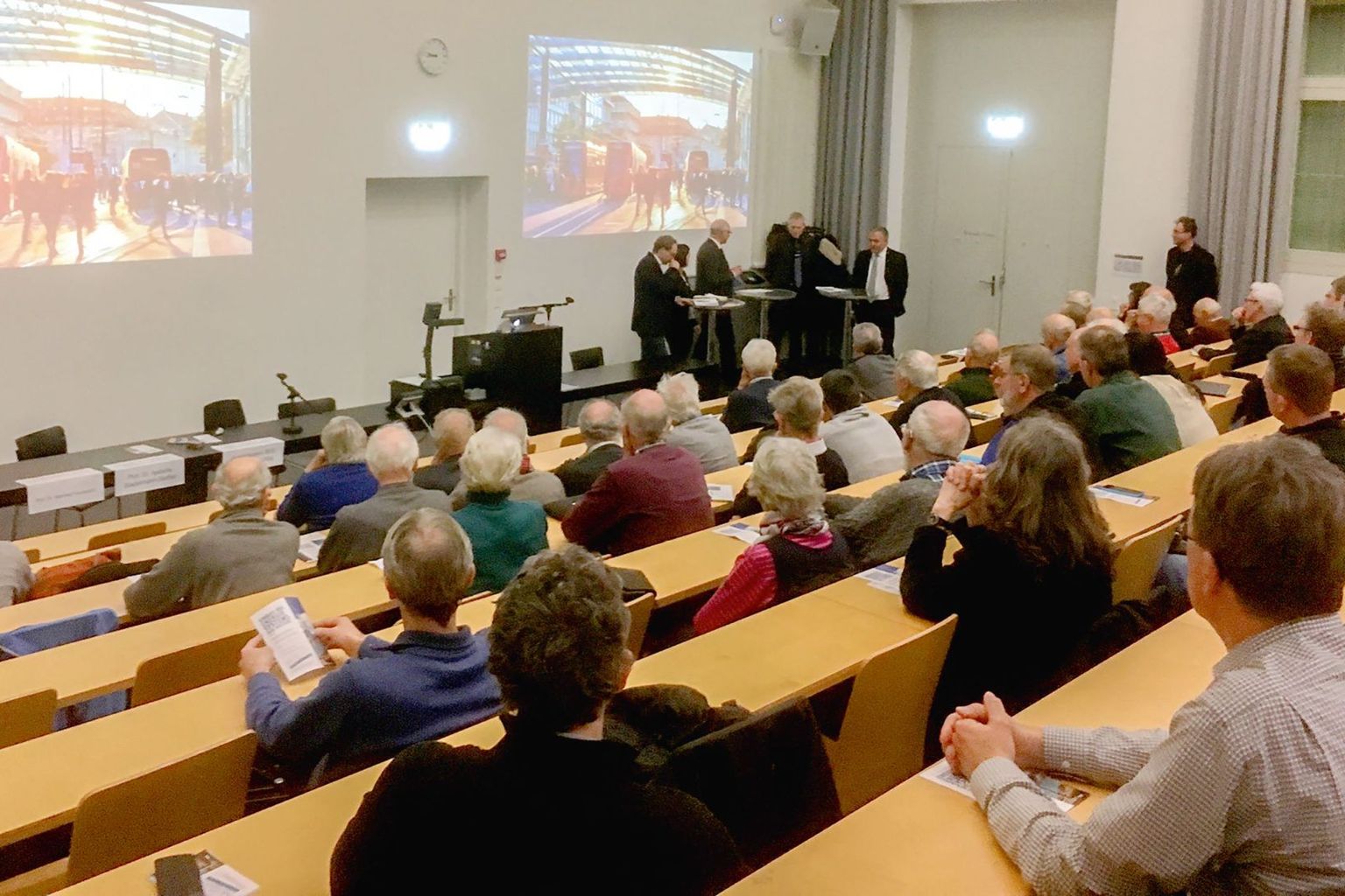 Rege Teilnahme des Publikums am NGB-Energiepodiumsevent Rege Teilnahme des Publikums am NGB-Energiepodiumsevent