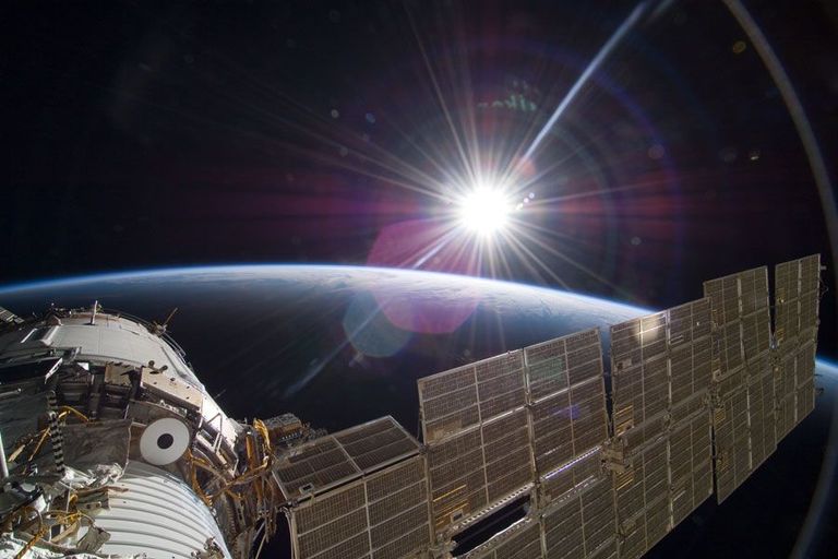 Le Soleil et la Terre photographiés par l'ISS Le Soleil et la Terre photographiés par l'ISS