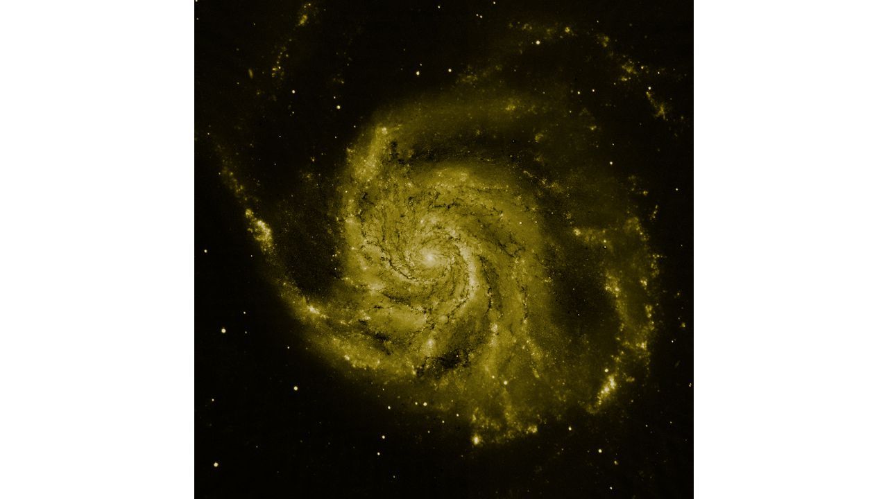 La vista del telescopio Hubble della luce visibile di M101 è rappresentata in verde. Questa luce proviene principalmente dalle stelle. La vista del telescopio Hubble della luce visibile di M101 è rappresentata in verde. Questa luce proviene principalmente dalle stelle.
