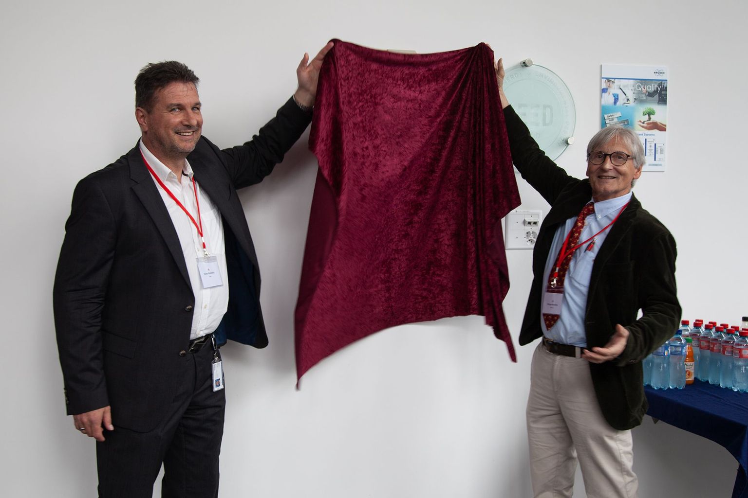 Enthüllung der Gedenktafel bei Bruker Enthüllung der Gedenktafel bei Bruker