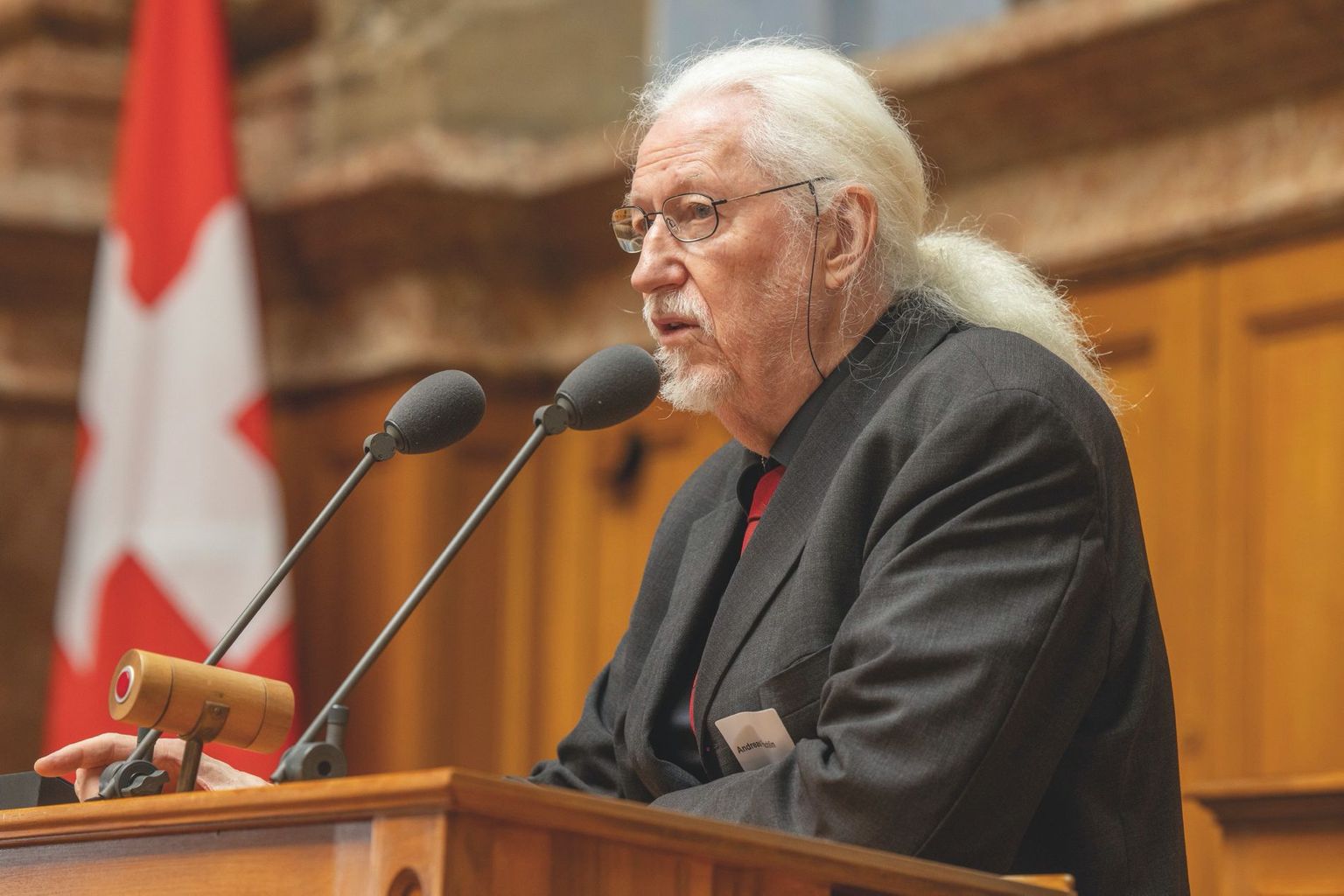 Andreas Fischlin s’engage pour le dialogue entre la politique et la science : lors d’un événement parlementaire organisé en mai 2022 par l’Académie des sciences naturelles, il s’est livré aux questions des politiciennes et politiciens sur la problématique du climat. Andreas Fischlin s’engage pour le dialogue entre la politique et la science : lors d’un événement parlementaire organisé en mai 2022 par l’Académie des sciences naturelles, il s’est livré aux questions des politiciennes et politiciens sur la problématique du climat.