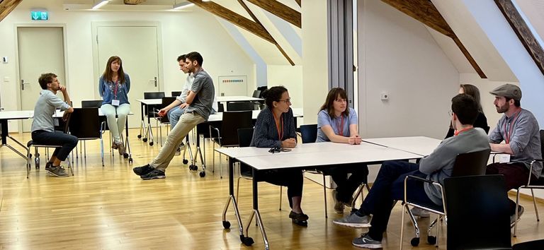 Participants exchange ideas with each other on the topic of time management. Participants exchange ideas with each other on the topic of time management.