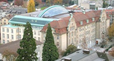 Überdachung des Innenhofs durch Calatrava 2004. Überdachung des Innenhofs durch Calatrava 2004.