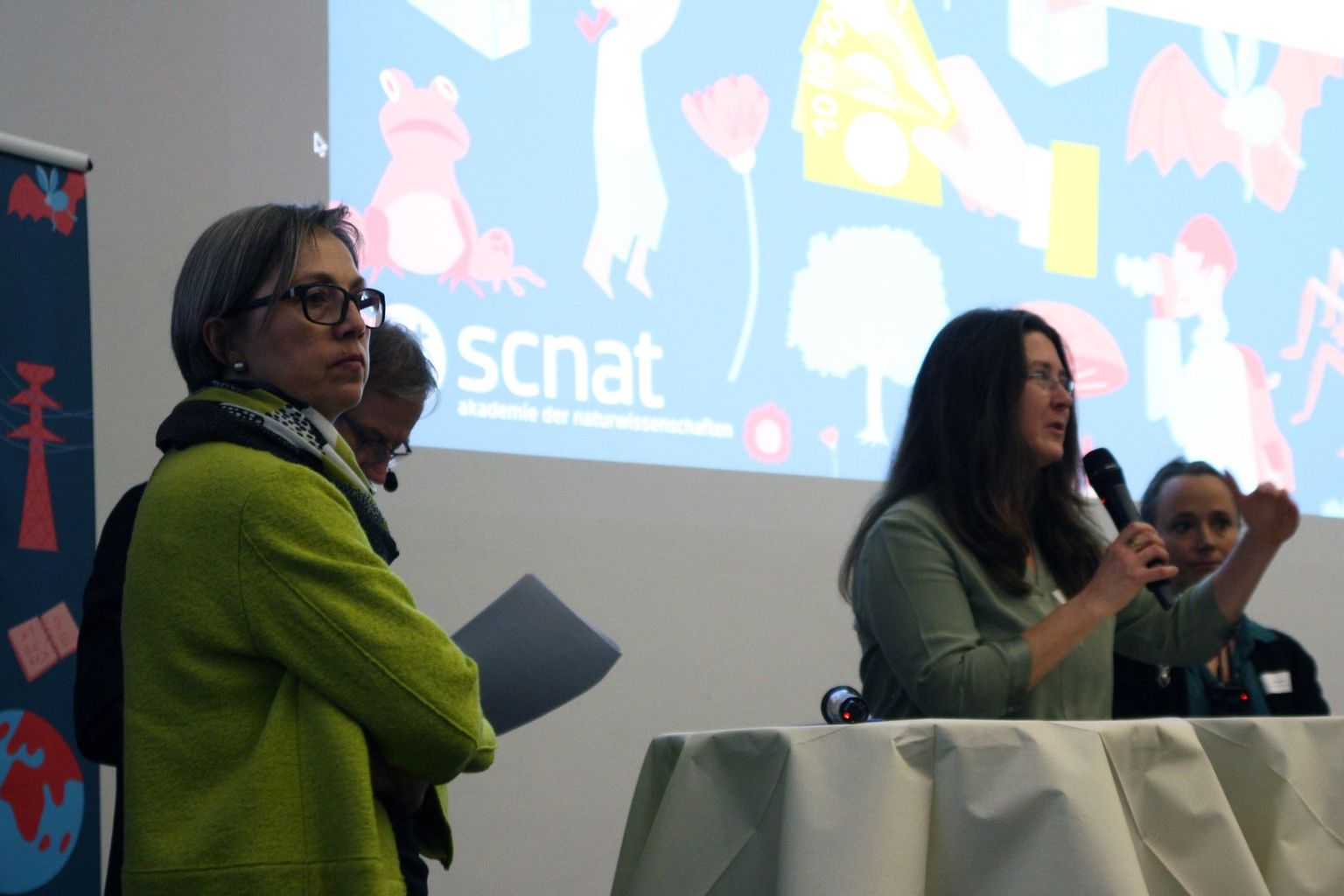 Gabriele Schachermayr, Bundesamt für Landwirtschaft (links), Franziska Humair, Bundesamt für Umwelt (Mitte) und Lena Gubler, WSL (rechts) Gabriele Schachermayr, Bundesamt für Landwirtschaft (links), Franziska Humair, Bundesamt für Umwelt (Mitte) und Lena Gubler, WSL (rechts)